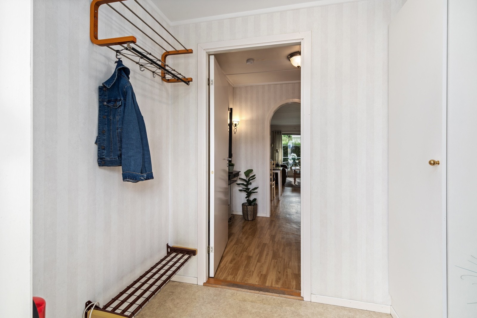 Entréen tar deg videre inn i resten av leiligheten. Galleribilde