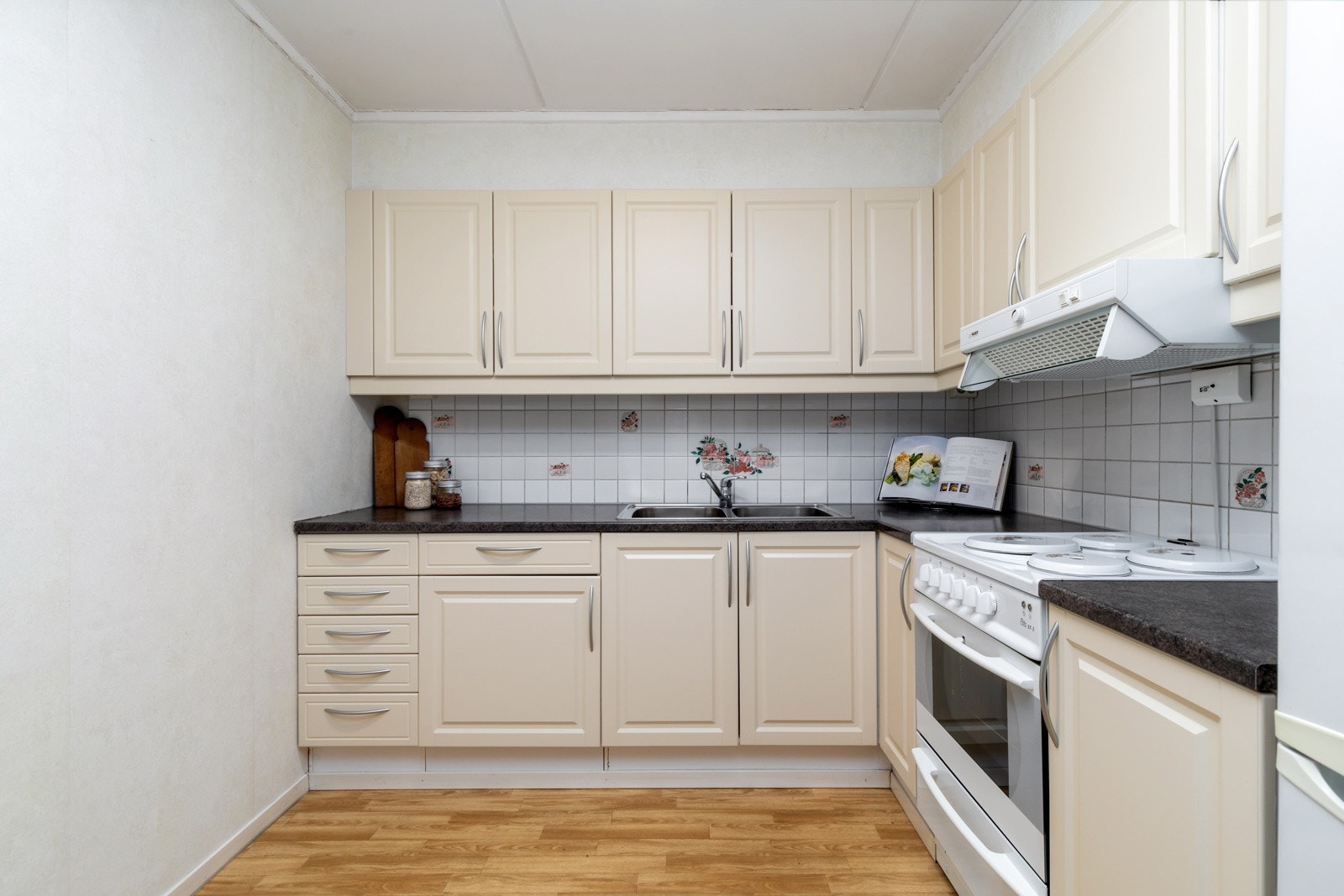 Kjøkkeninnredning med profilerte fronter. Galleribilde