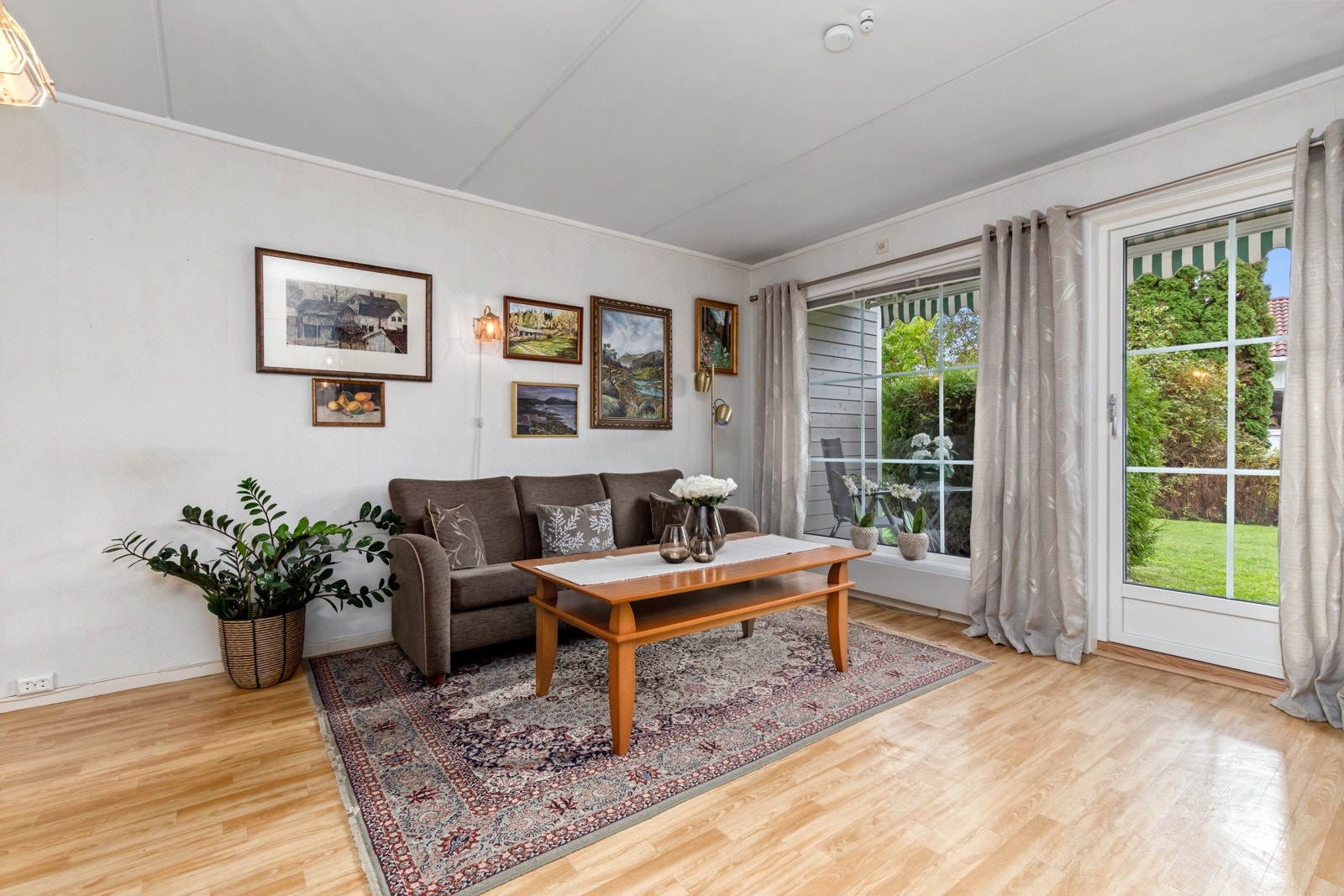 Stue med utgang til koselig uteplass. Galleribilde