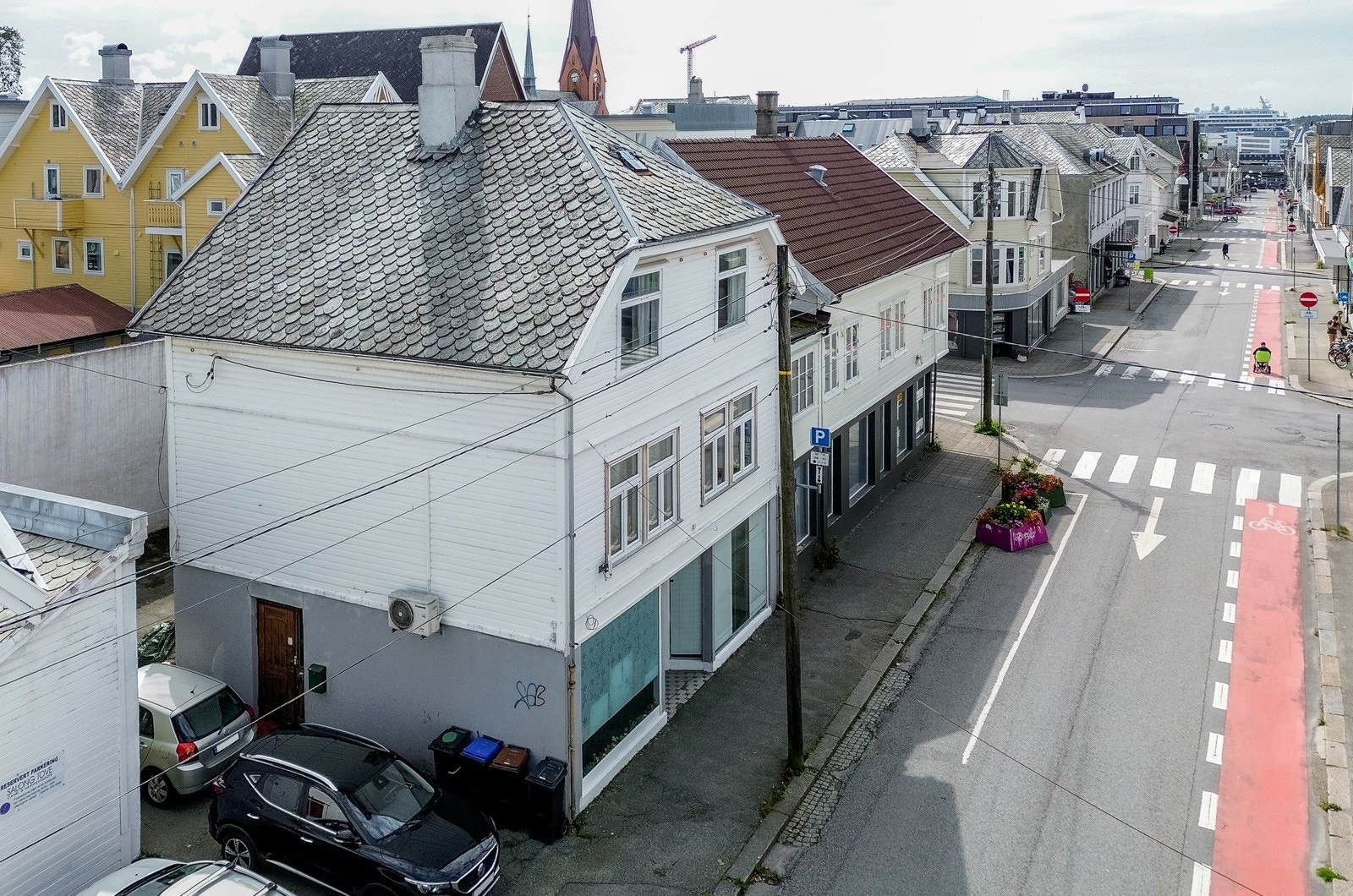 Et innholdsrikt hus med flere muligheter. I denne sentrumsgården finnes det flere muligheter for deg som kjøper. Galleribilde