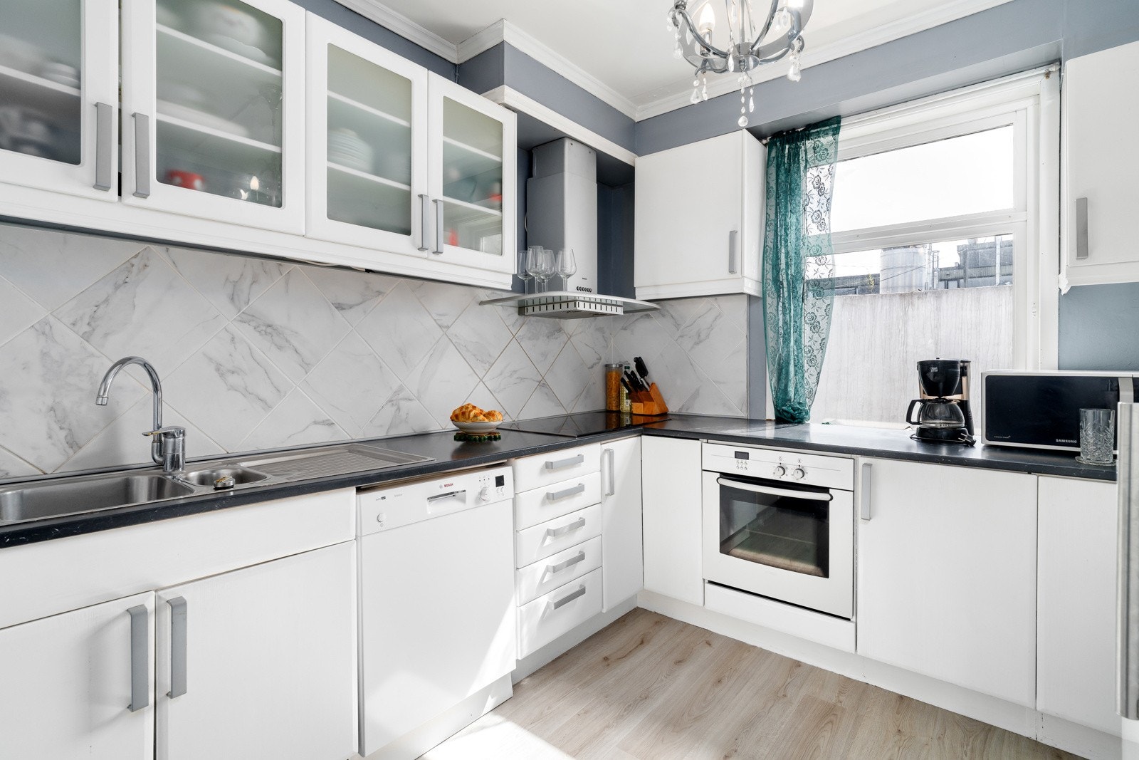 Kjøkkeninnredning i 1 etasje med slette kjøkkenfronter og benkeplate Galleribilde