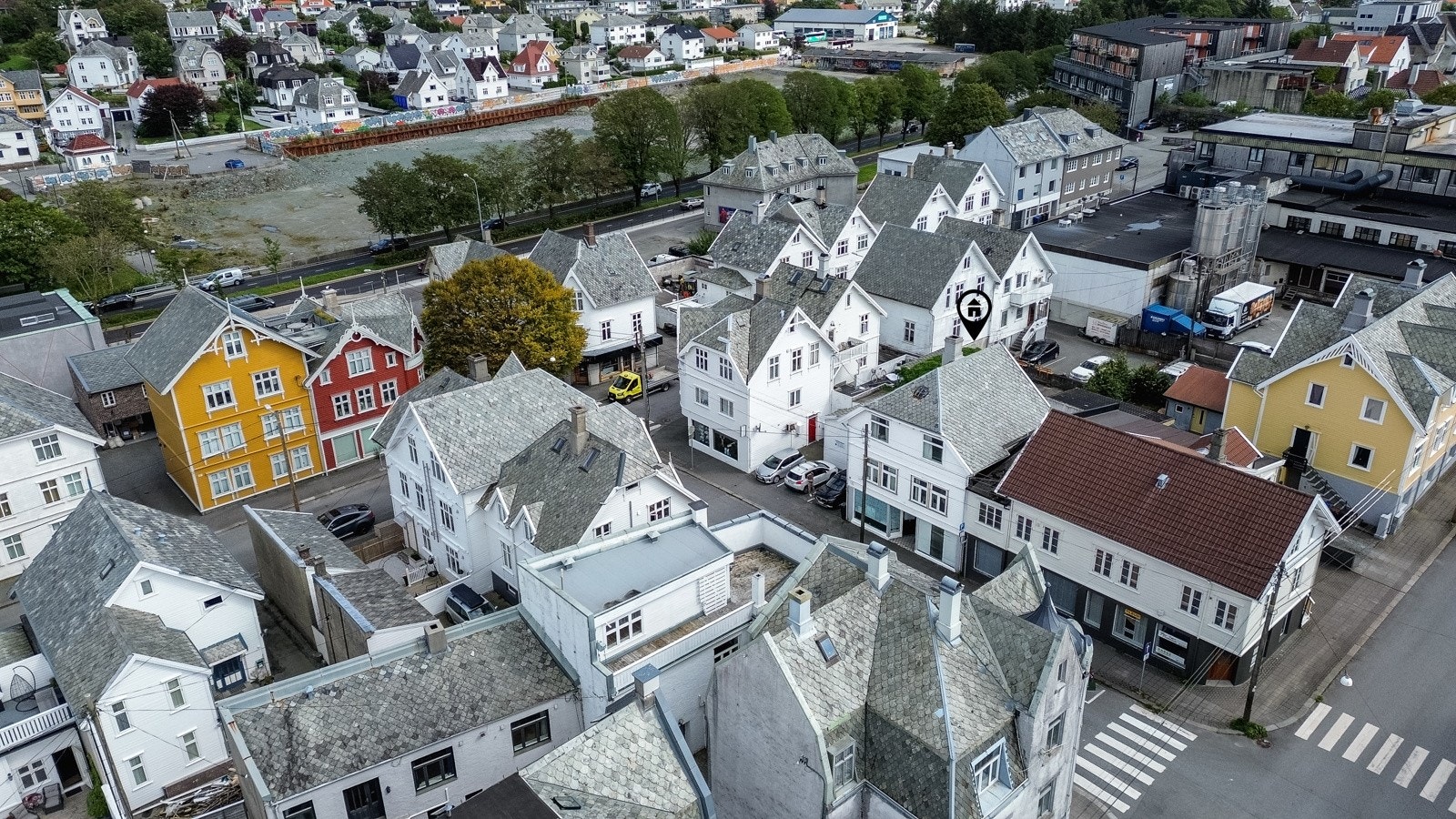 Her har du matbutikk like i nærheten Kiwi og Rema. Ellers er det kort vei til Hauge skole, barnehage, lekeplass, parker, kino, nyere bussterminal og treningssenter. Galleribilde