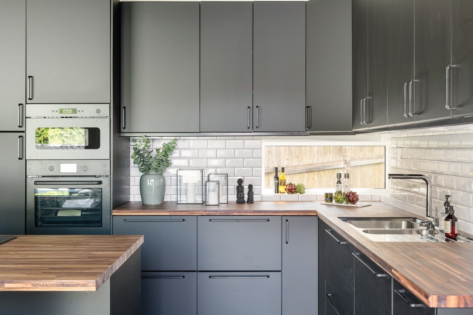 Med handelen følger oppvaskmaskin, mikrobølgeovn, stekeovn og platetopp med innebygd ventilator. Galleribilde