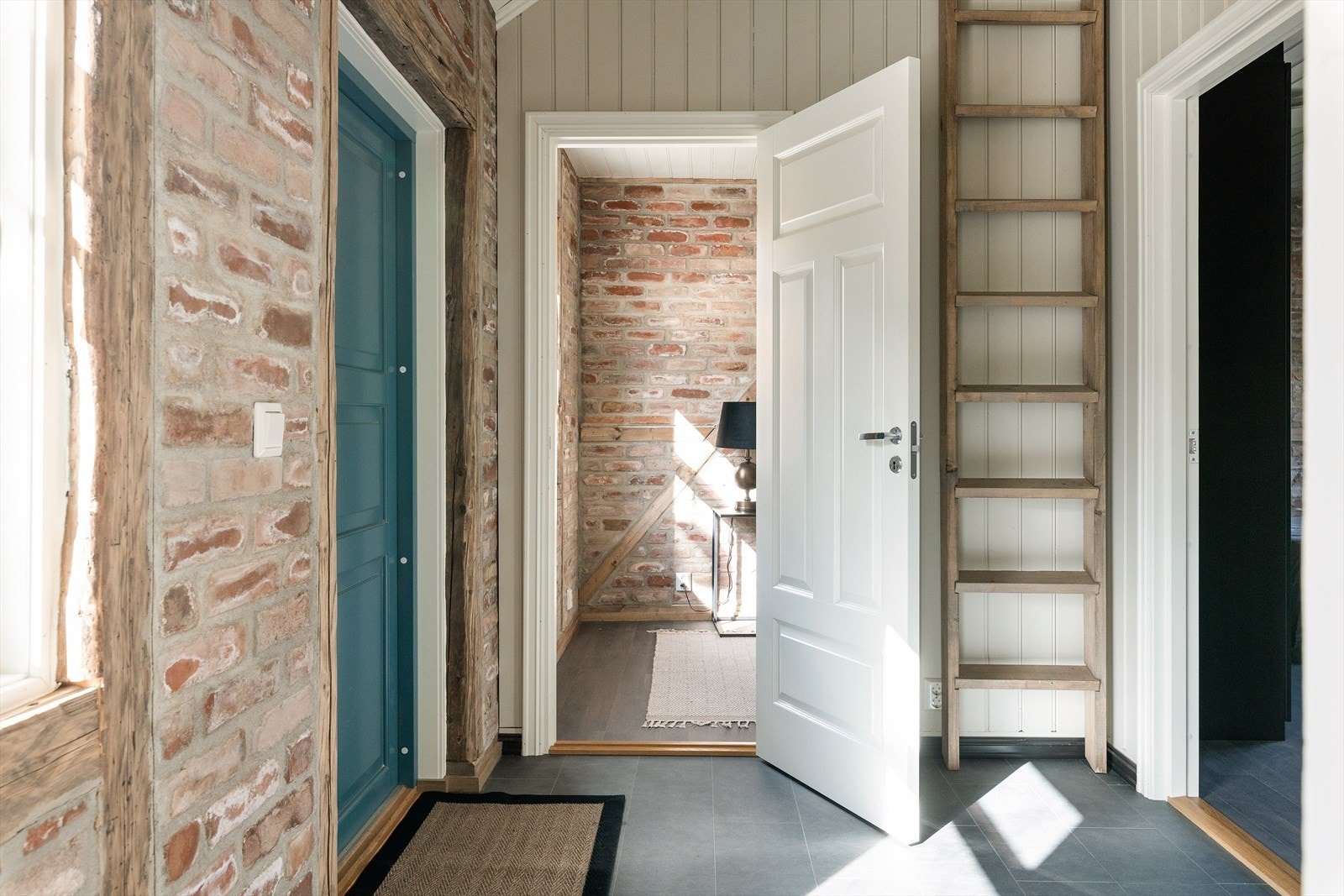 Entré med adkomst fra Vålerenggata. Entréen er opprinnelig godkjent som disponibelt rom og omgjøringen
er søknadspliktig. Se pkt. "ferdigattest" i salgsoppgaven. Galleribilde