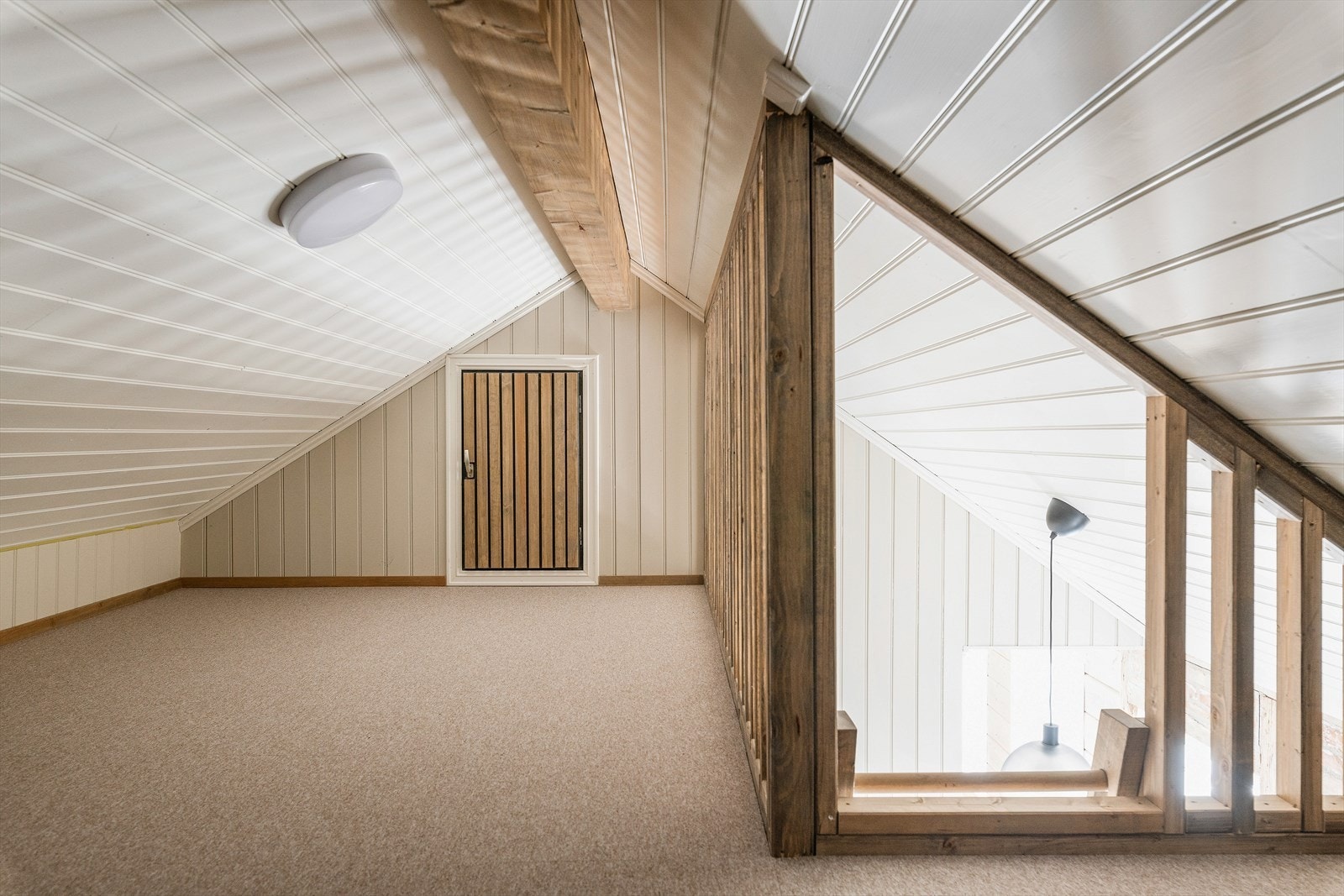 Det er stige opp til en praktisk hems-løsning for lagring. Galleribilde