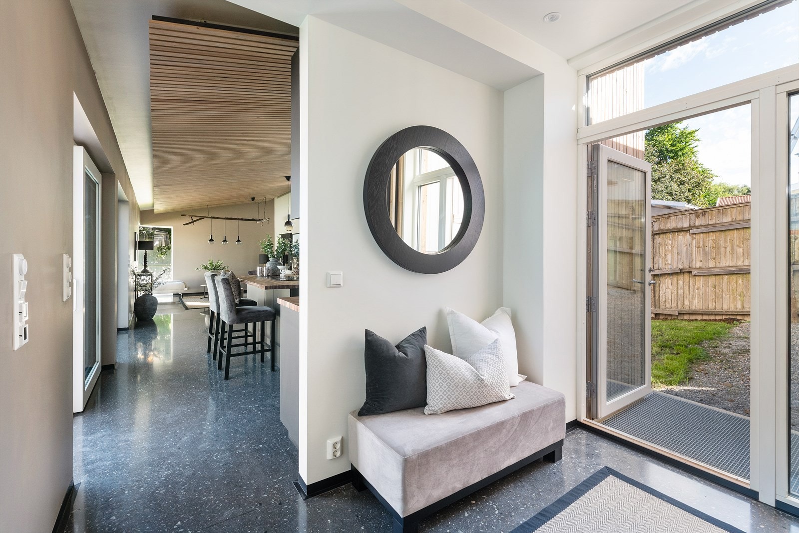 Lys og hyggelig gang med utgang til parkeringsplass og hage. Galleribilde