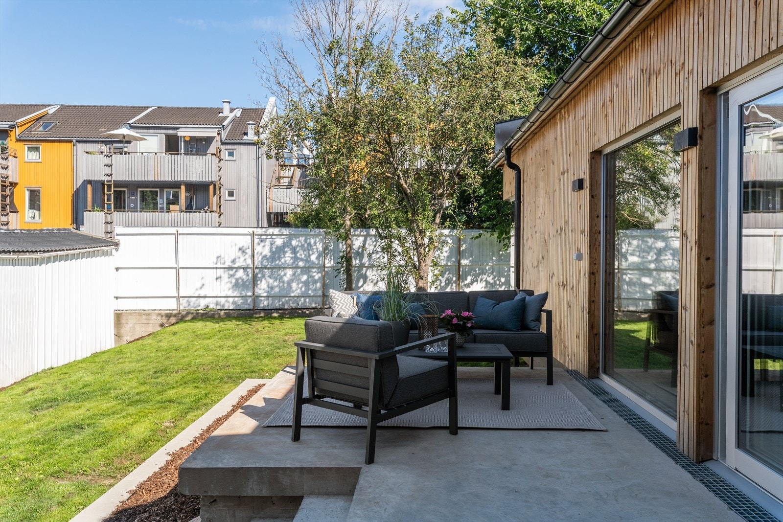 Sørvendt terrasse på ca. 20 m² med direkte adkomst til en vakker og velstelt hage - perfekt for solrike dager og hyggelige sammenkomster. Galleribilde