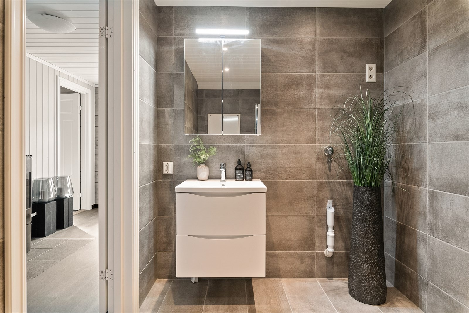 Boligen har to delikate og flislagte baderom med gulvvarme. Galleribilde