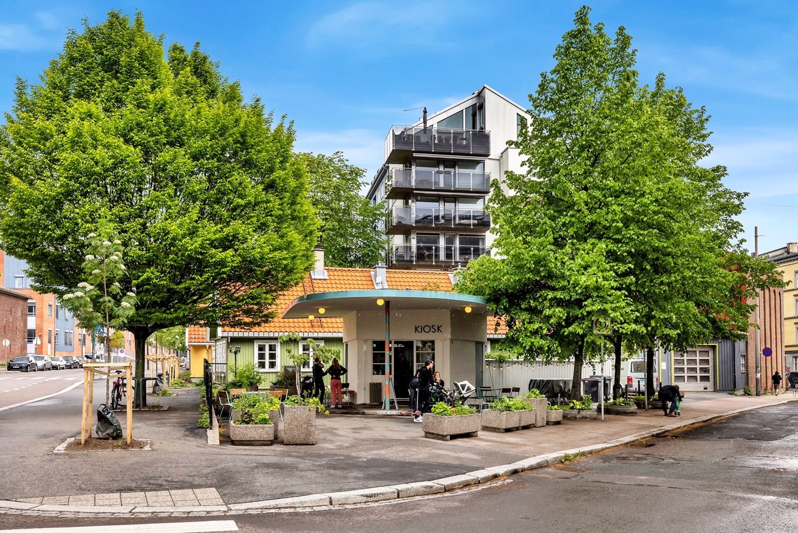 I umiddelbar nærhet til leiligheten ligger Kiosk- en kaffebar som holder til i en bensinstasjon fra 1935. Galleribilde