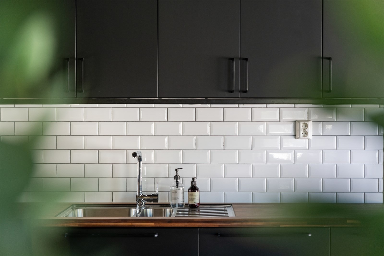 Tidsriktig og moderne stil med fliser over kjøkkenbenk. Galleribilde