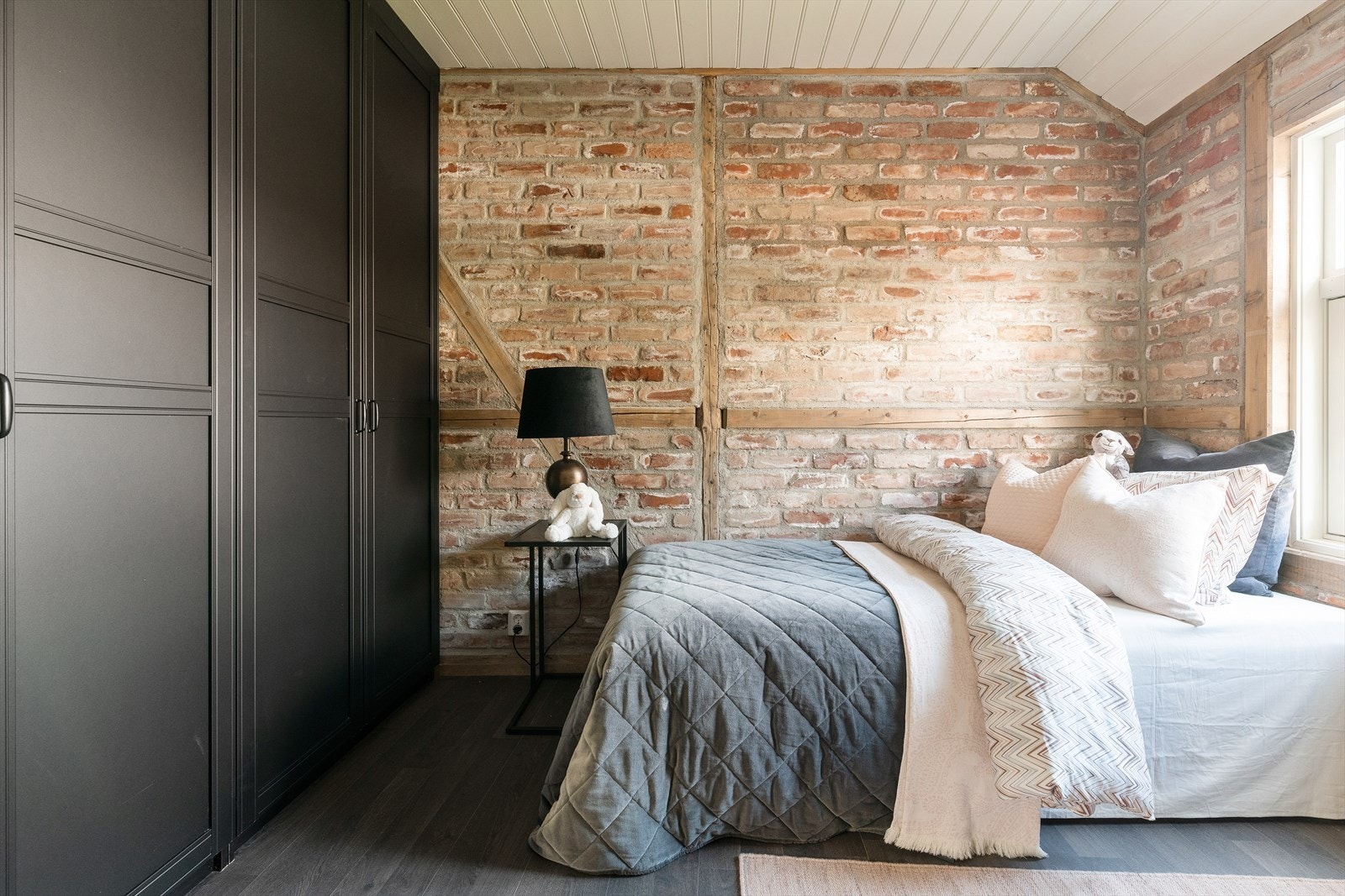 Soverom med god plass for dobbeltseng. Galleribilde