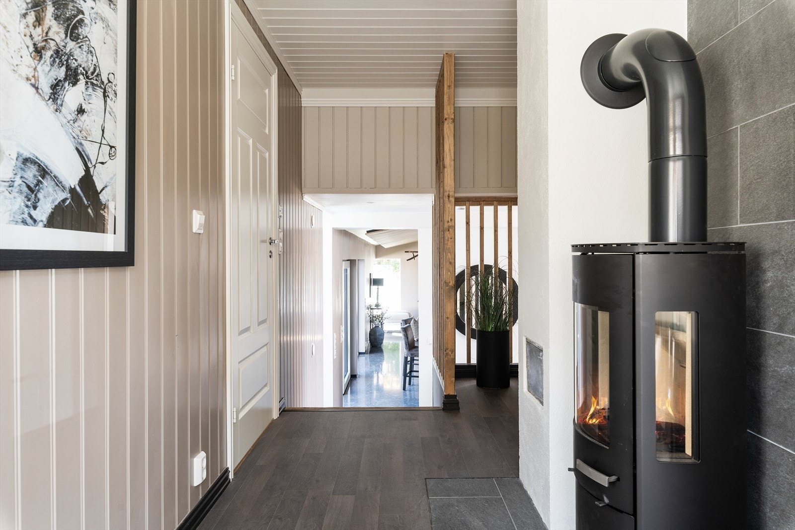 Det er installert peisovn, som gir både fin atmosfære og god oppvarming av boligen. Galleribilde