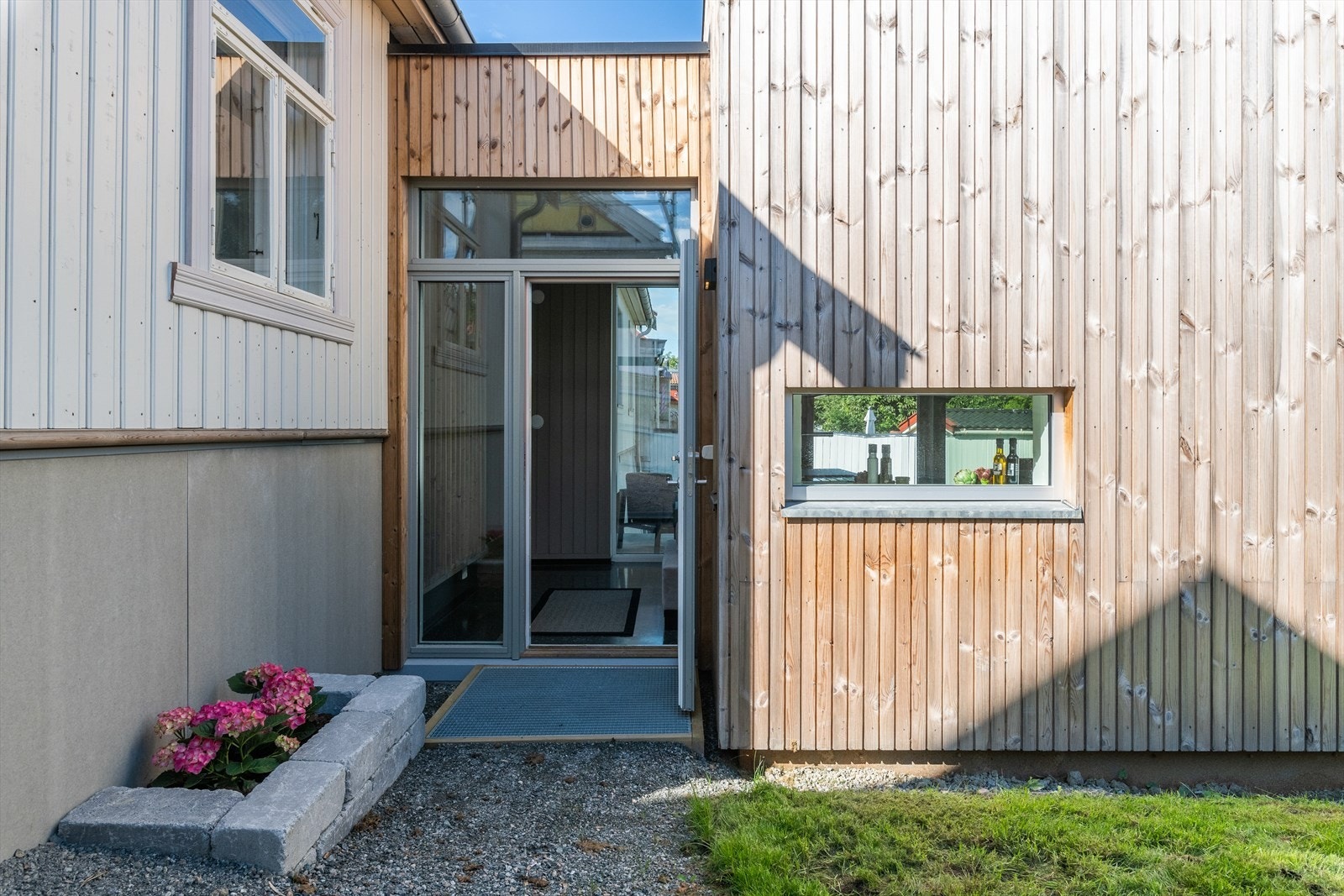 Inngang fra parkeringsplass/ hage. Galleribilde