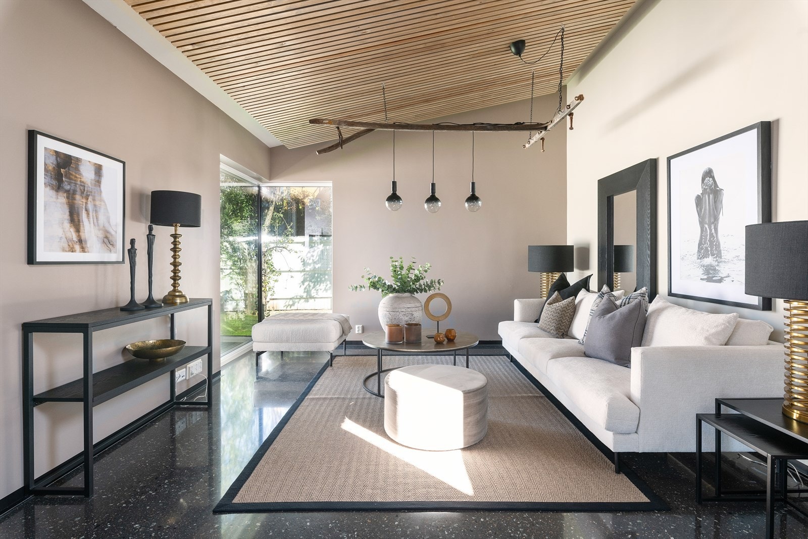 Lys og pen stue med god takhøyde i det nye påbygget. Galleribilde