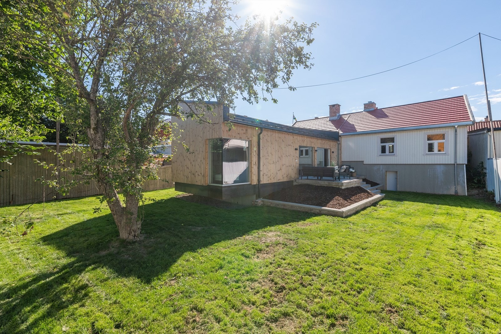 Stor og flott eiendom med pent opparbeidet hage. Galleribilde