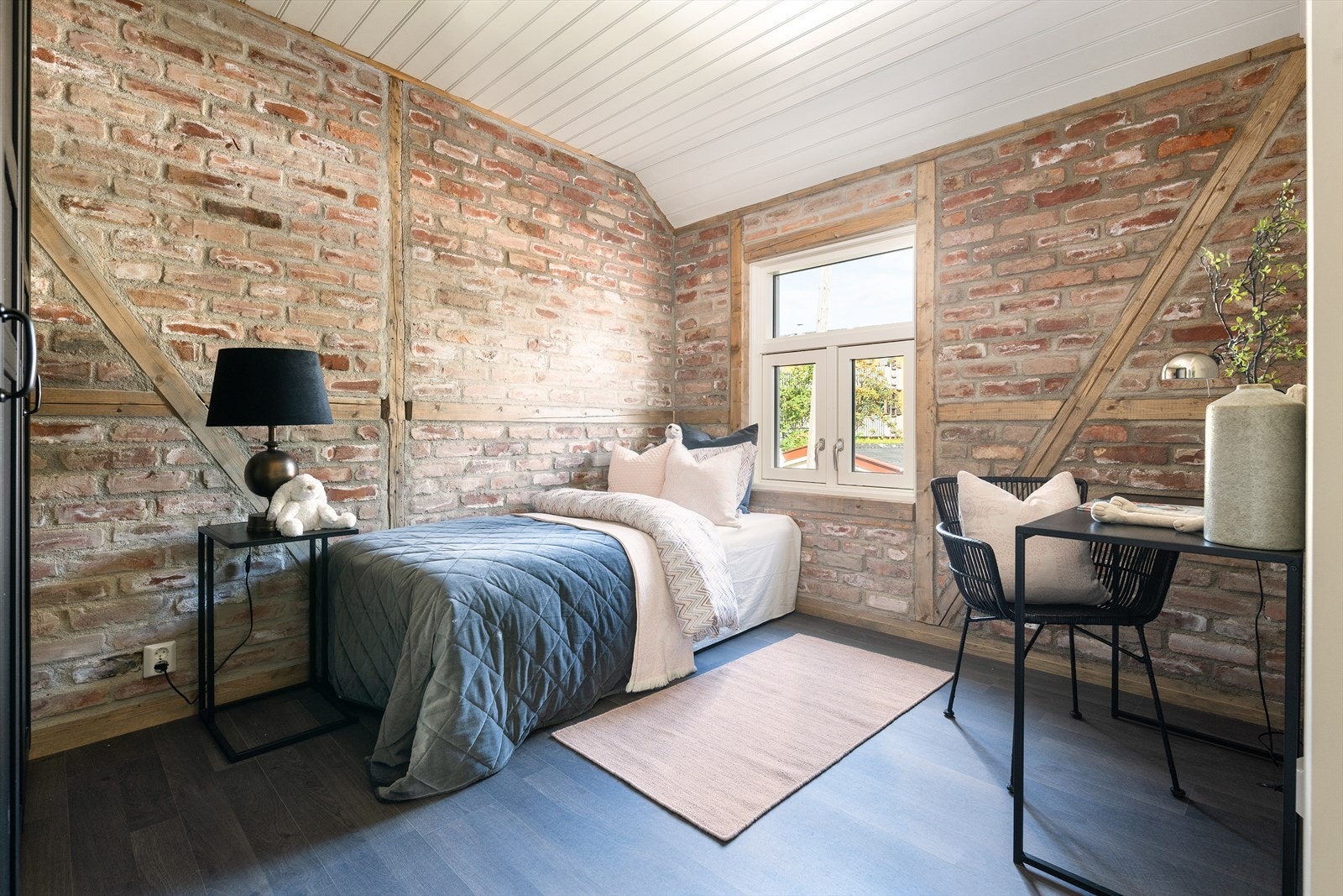 Soverom vendt mot bakgård/ hage. Galleribilde