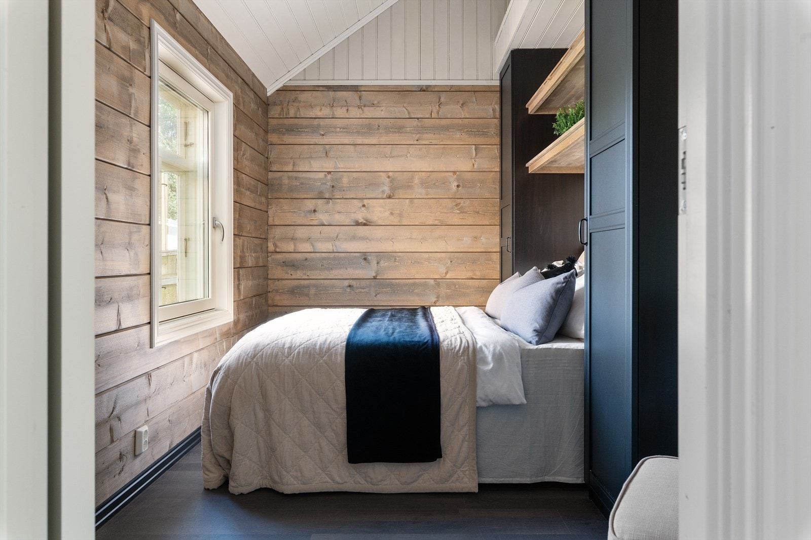 Boligen inneholder hele 5 soverom. Flere av soverommene er av god størrelse. Galleribilde