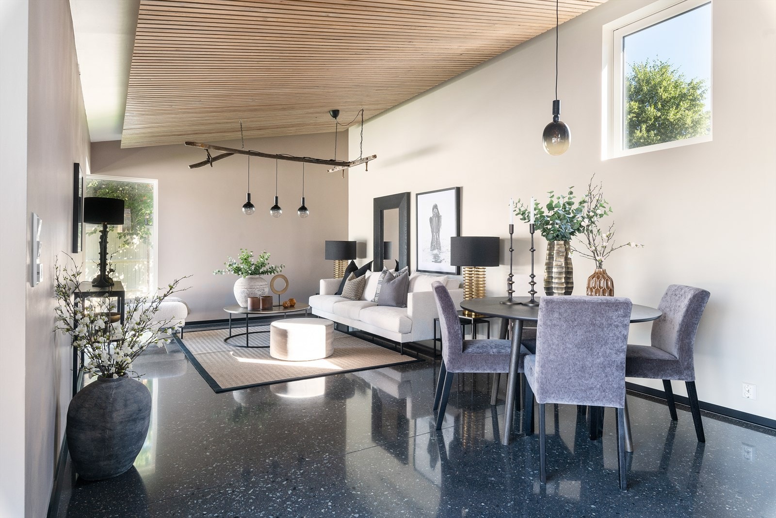 Her er det god plass for sofagruppe og spisesalong. Galleribilde