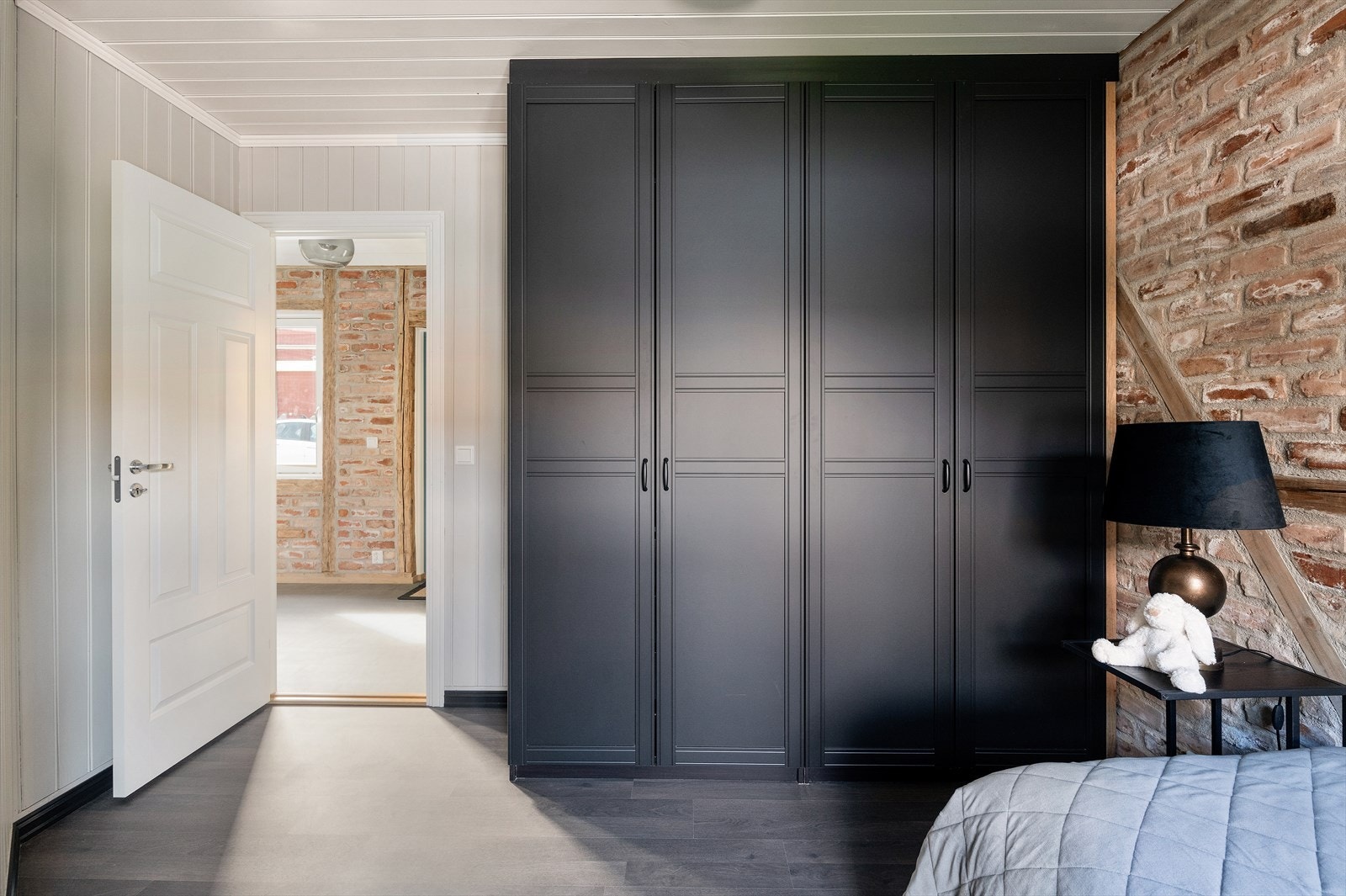 Tilpasset skap med god plass for oppbevaring. Galleribilde