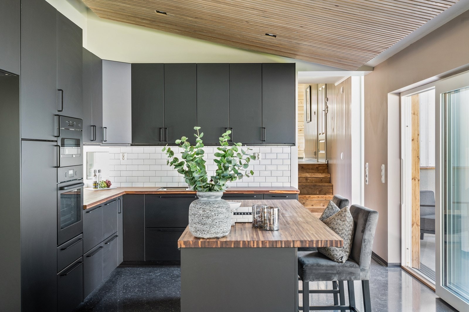 Praktisk kjøkken-øy, som gir ekstra skap- og benkeplass. Galleribilde