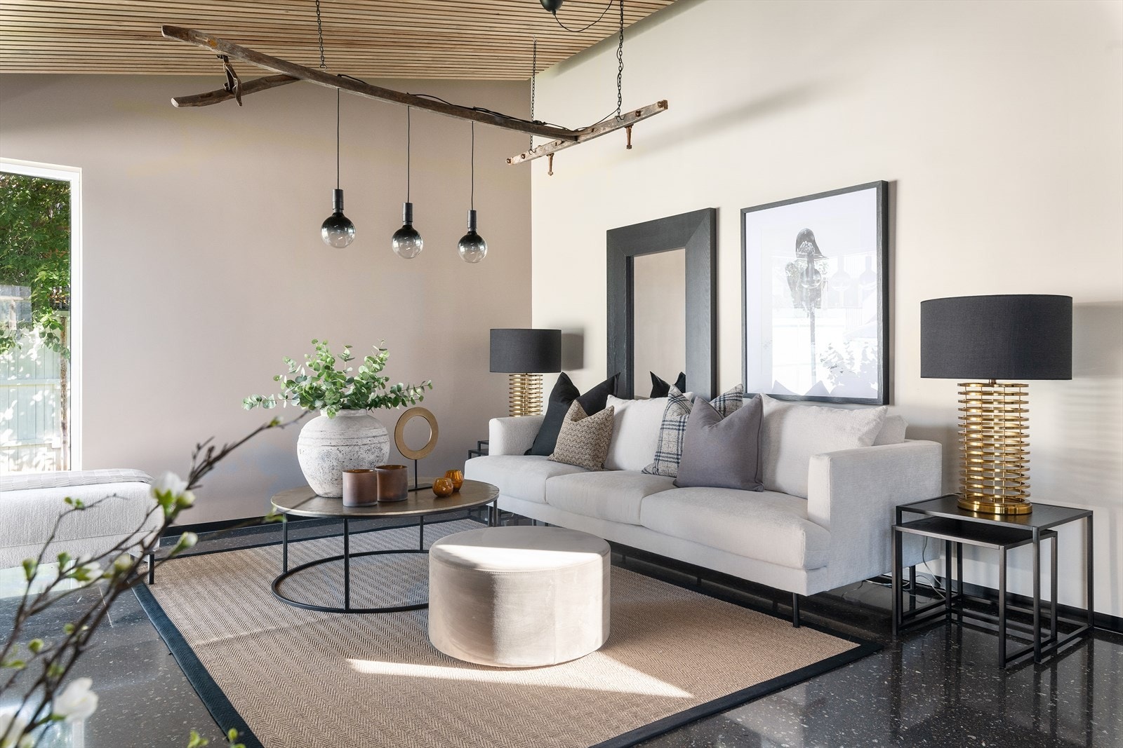 De store vindusflatene gir godt med naturlig lys og fint utsyn. Galleribilde