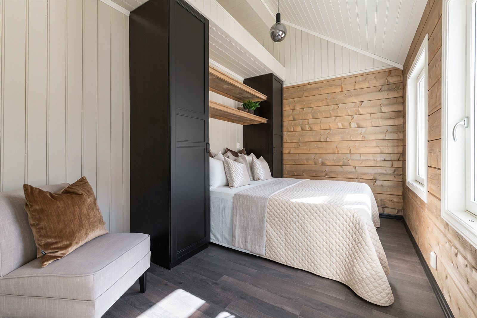 Lyst og luftig soverom av god størrelse. Galleribilde