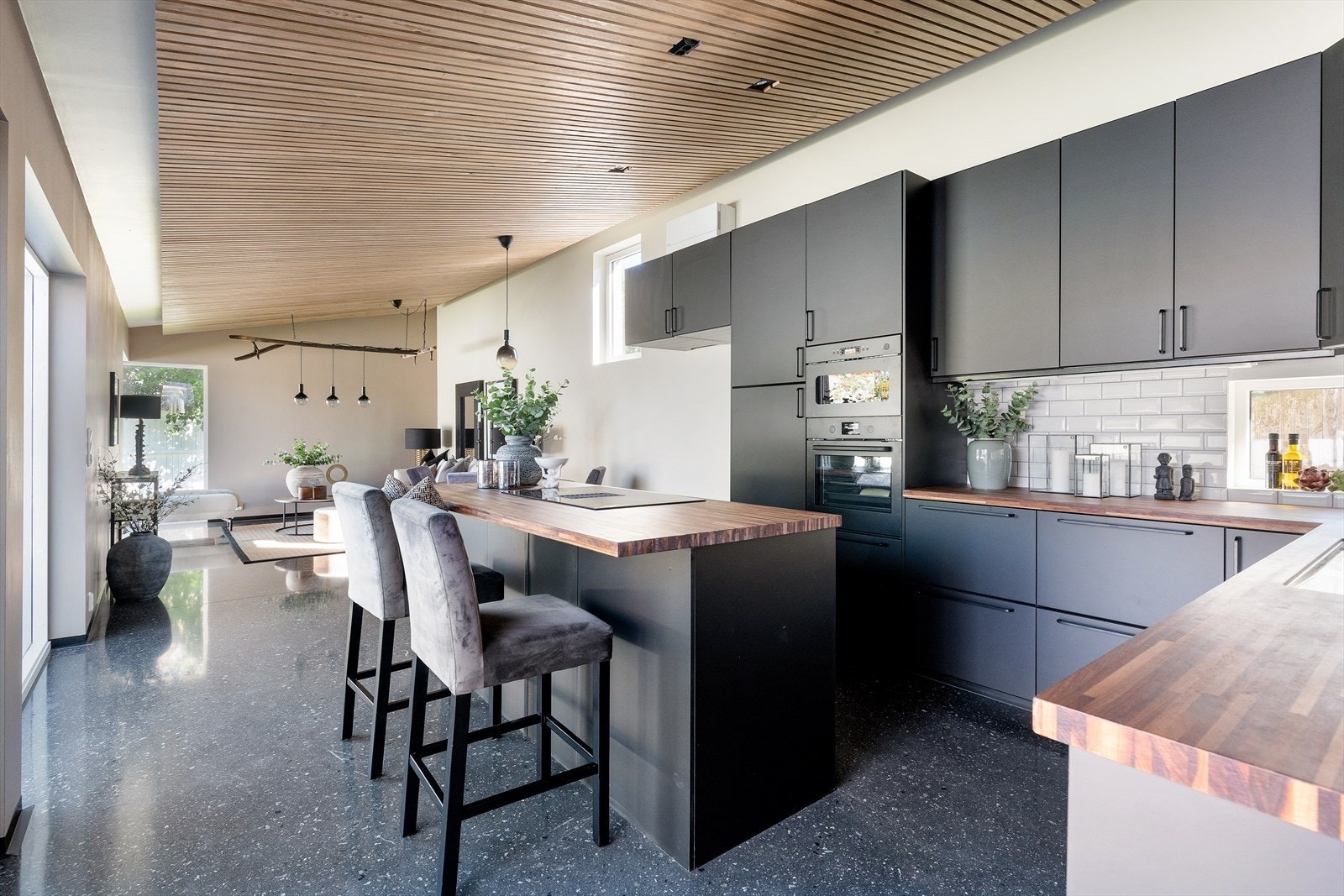 Lekkert kjøkken med god skap- og benkeplass. Galleribilde