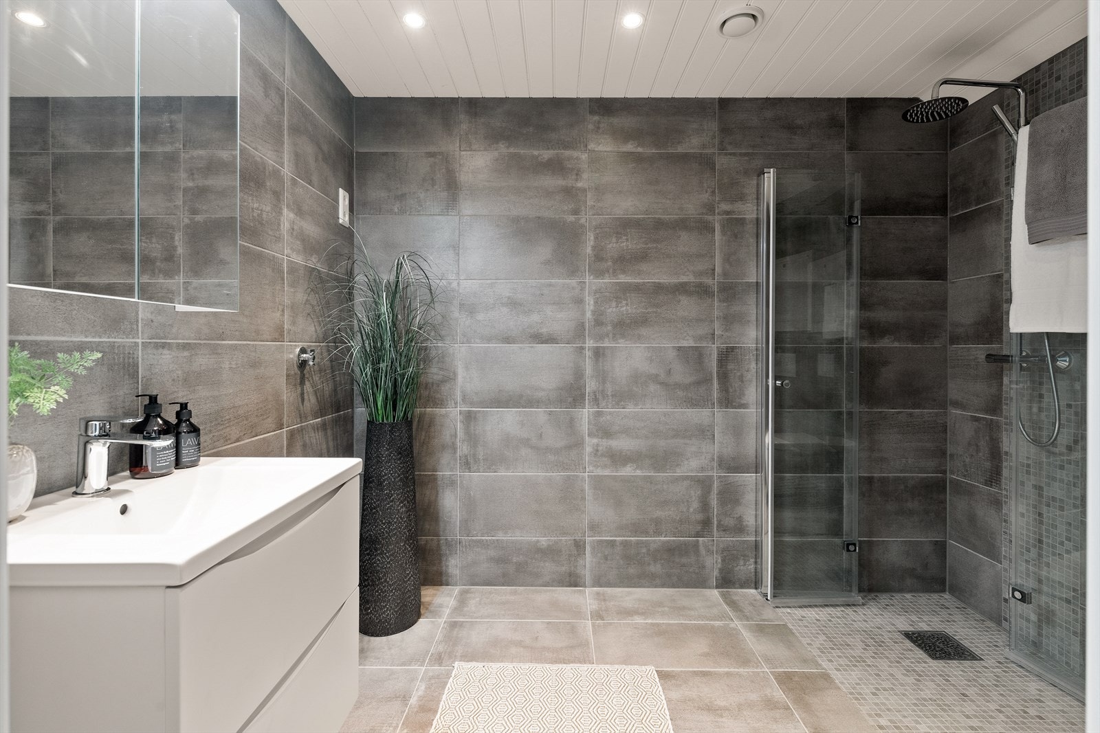 Hovedbadet har opplegg til vaskemaskin/ tørketrommel. Galleribilde