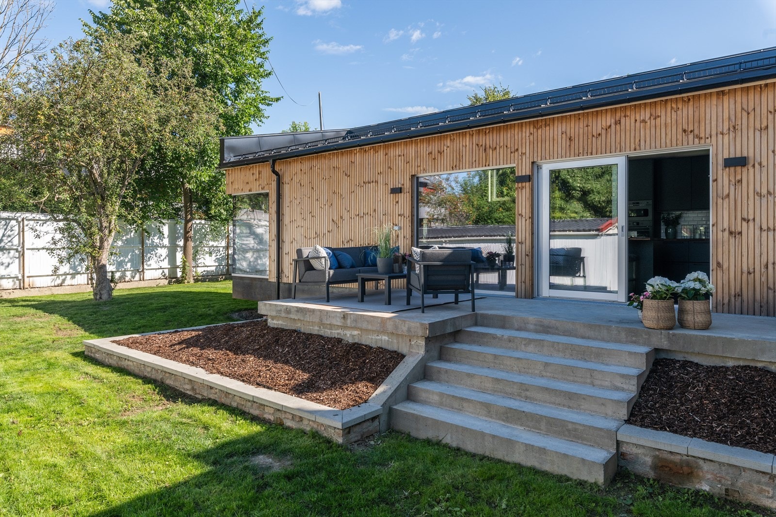 Dette er et unikt og sjeldent objekt. Boligen er totalrenovert og påbygget med en egen funkisdel. Galleribilde