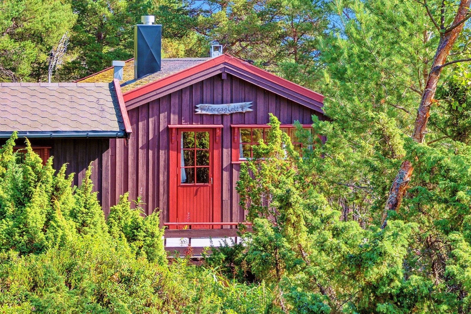 Hyttas navn er "Forragløtt" som sett på navneskiltet. Galleribilde