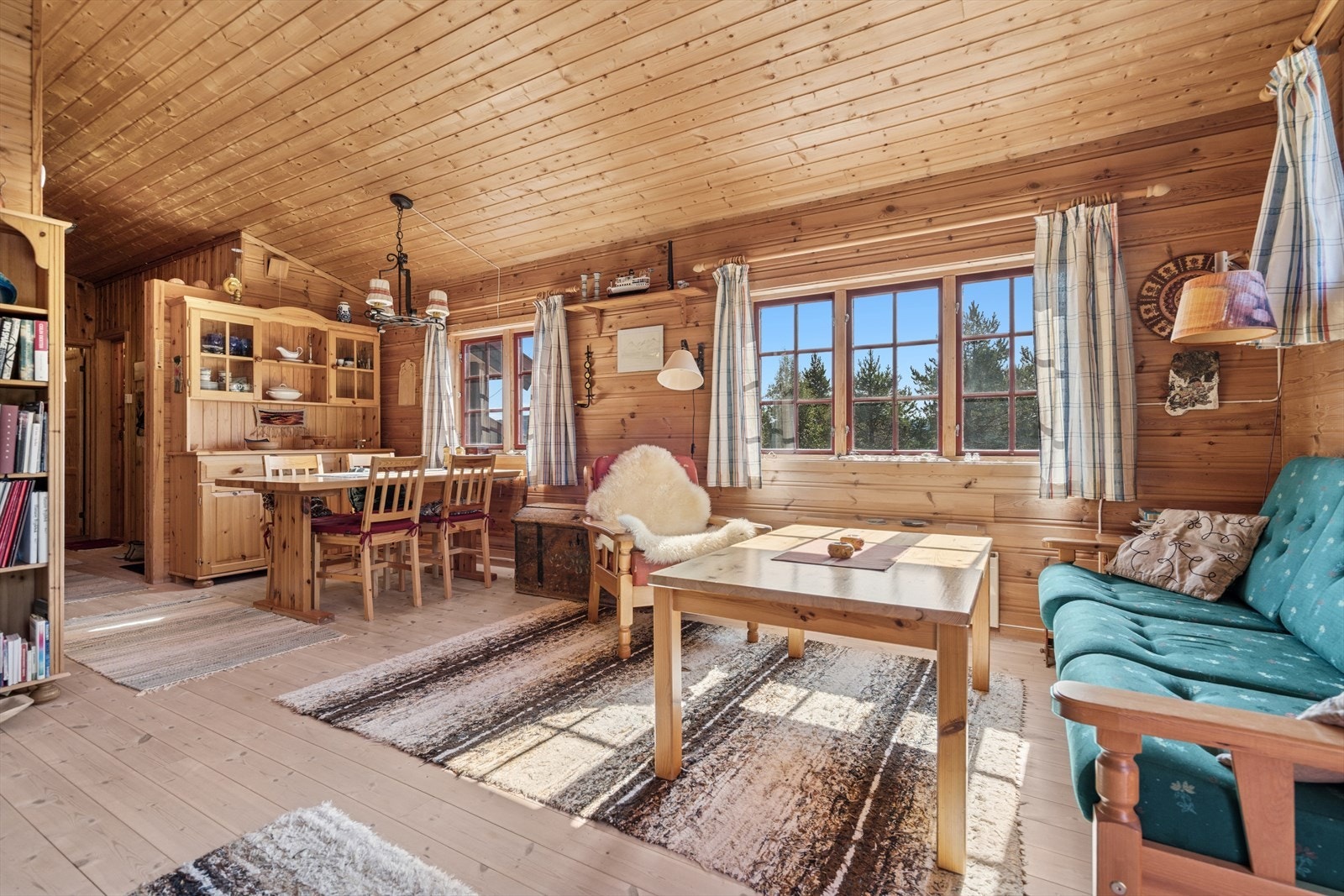 Romslig stue i enden av hytta. Godt utnyttet plass. Galleribilde