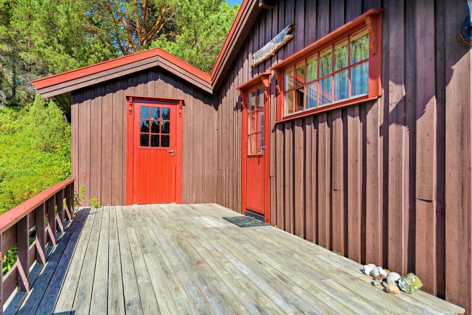 Ved utgangen fra stuen, er det en egen utebod for lagring. Galleribilde