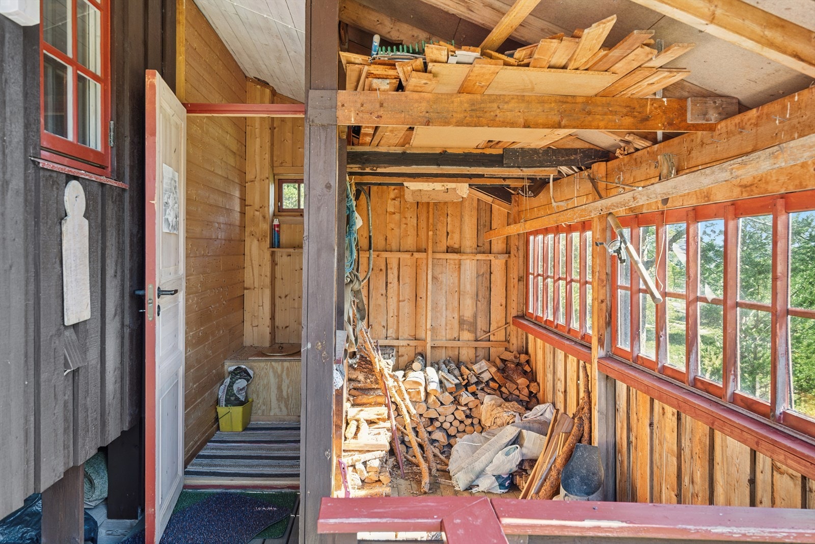 Det er også etablert utedo fra terrassen, samt vedskjul. Galleribilde