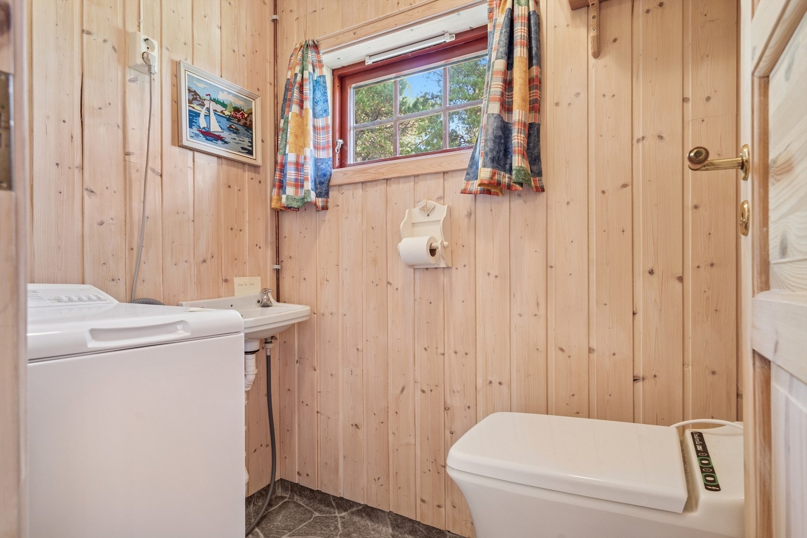 Toalettrommet er utstyrt med forbrenningstoalett og vask. Galleribilde