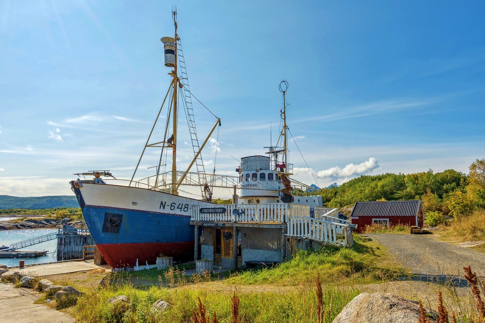 "Svolværingen" er en plass utenom det vanlige. Eldre båt som er omgjort til en restaurant, pub og eller kafé. Galleribilde