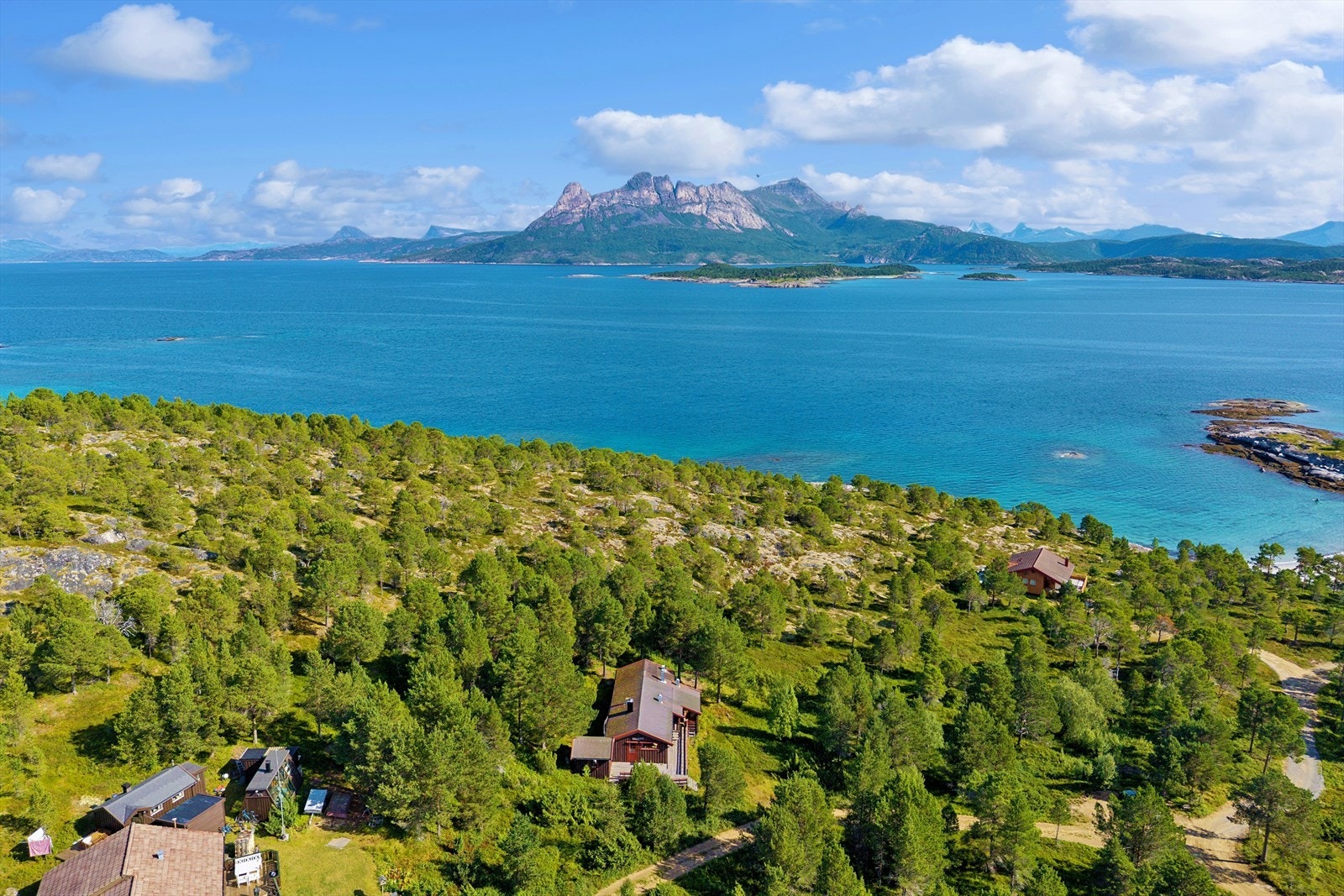 Hytta ligger i det populære hytteområdet på Sommersel, like ved Tranøya. Galleribilde