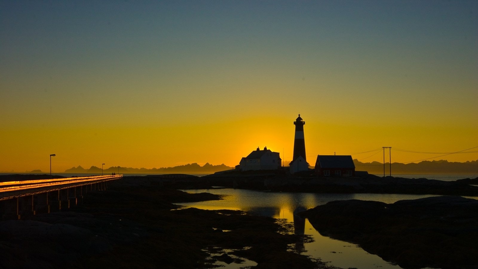 Tranøy Fyr finner du også restaurant og overnattingssted. Også en fantastisk plass å være vitne til midnattsolen. Foto av lokalfotograf, Kjell Fredriksen. Galleribilde