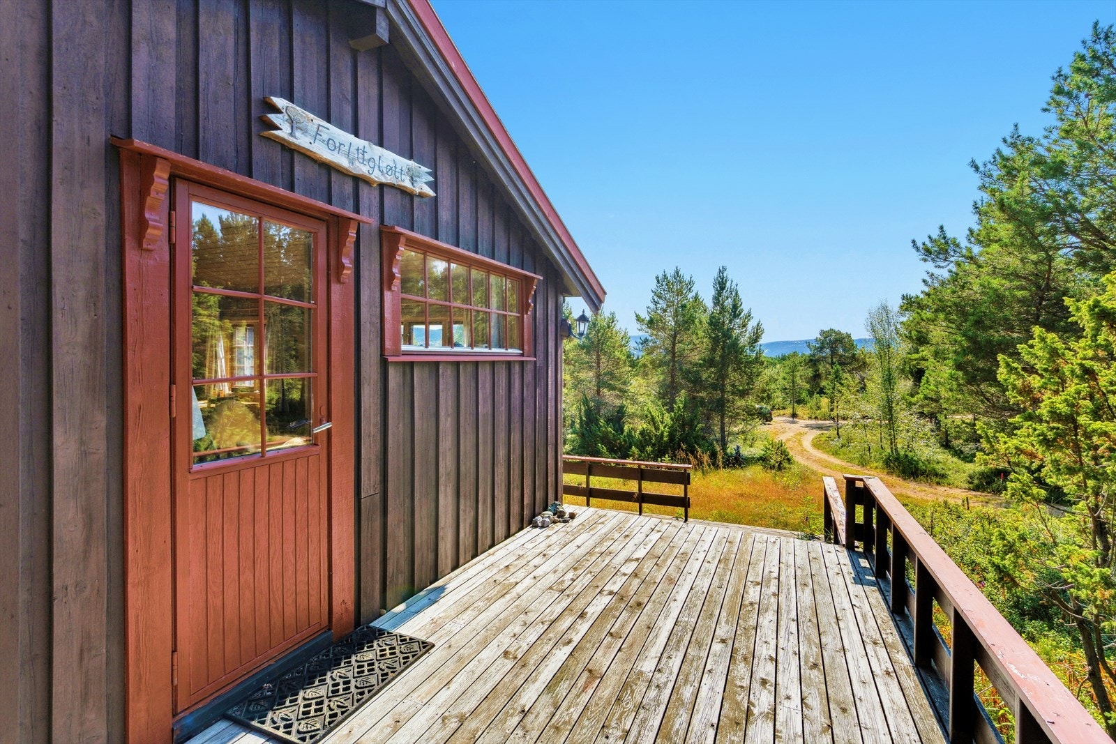 Fra stuen er det utgang til terrassen som vender mot vest med trapp ned til den sørvendte delen. Galleribilde