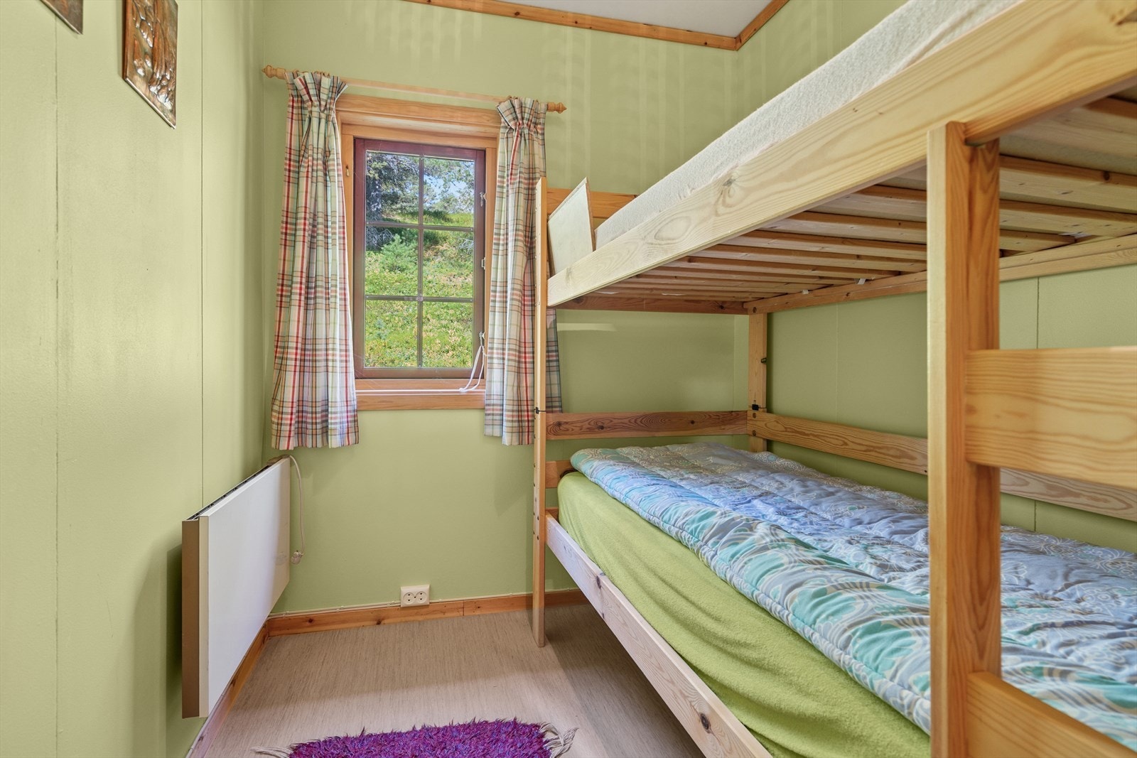 Hytta inneholder 3 soverom av ulike størrelser og varmes opp med panelovner. Galleribilde