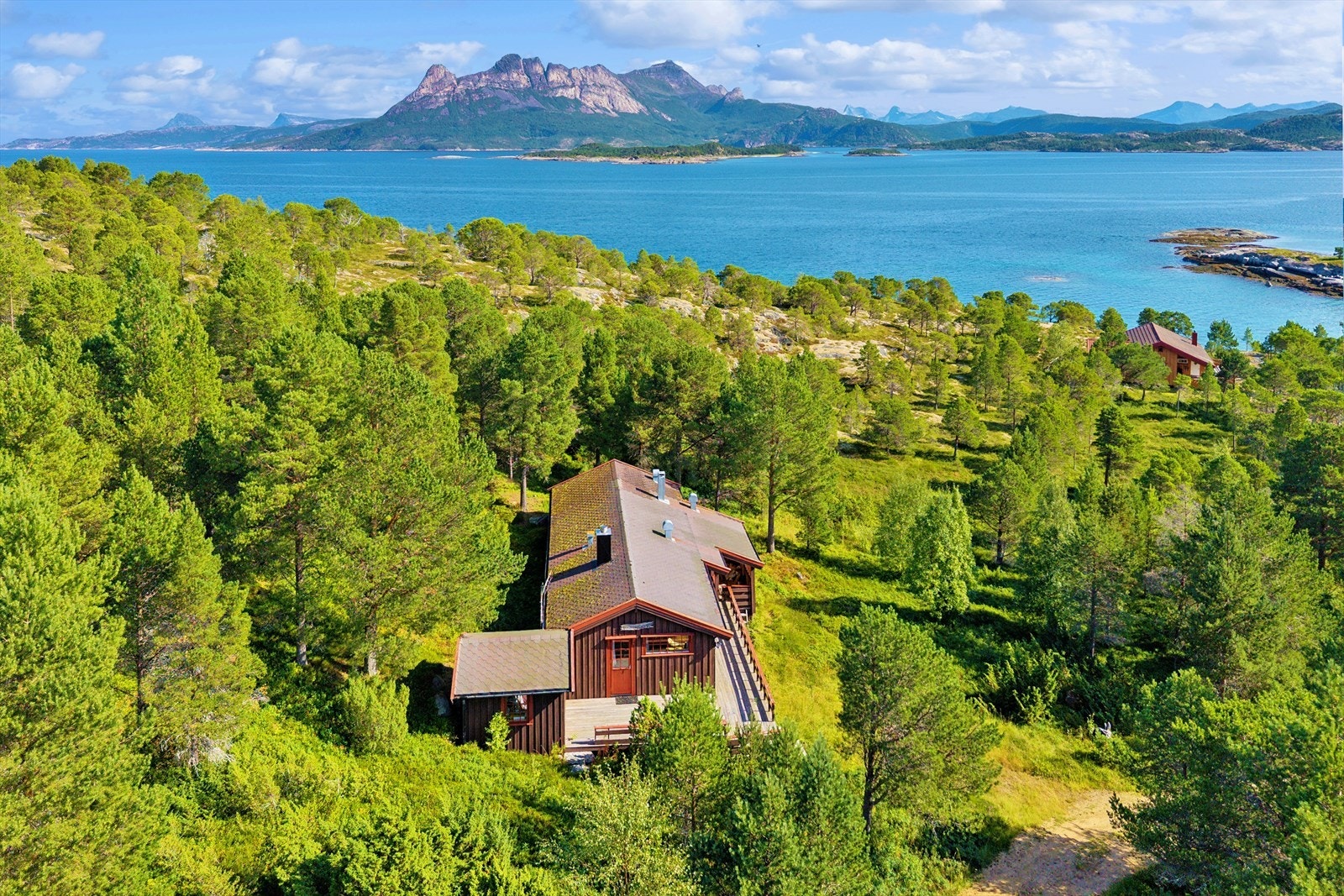Fredelig plassering høyt i hyttefeltet. Galleribilde