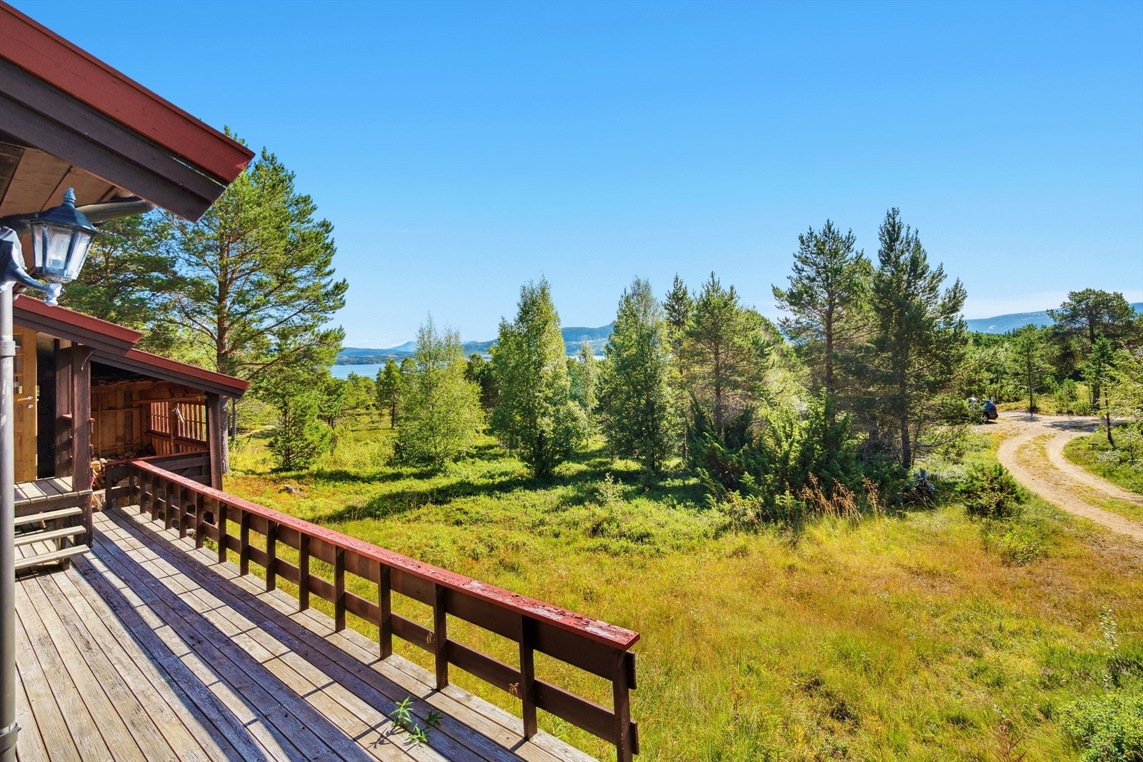 Eiendommen er tilknyttet Harahaugen velforening og det er felles parkeringsplass for hyttefeltet. Galleribilde