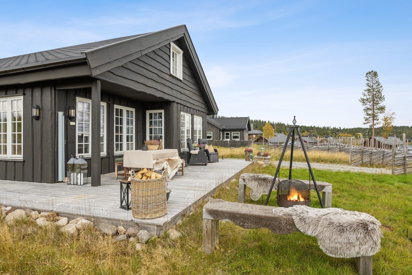 Terrassen strekker seg også delvis over endevegg som gir rom for flere uteplasser i sol og skygge. Galleribilde