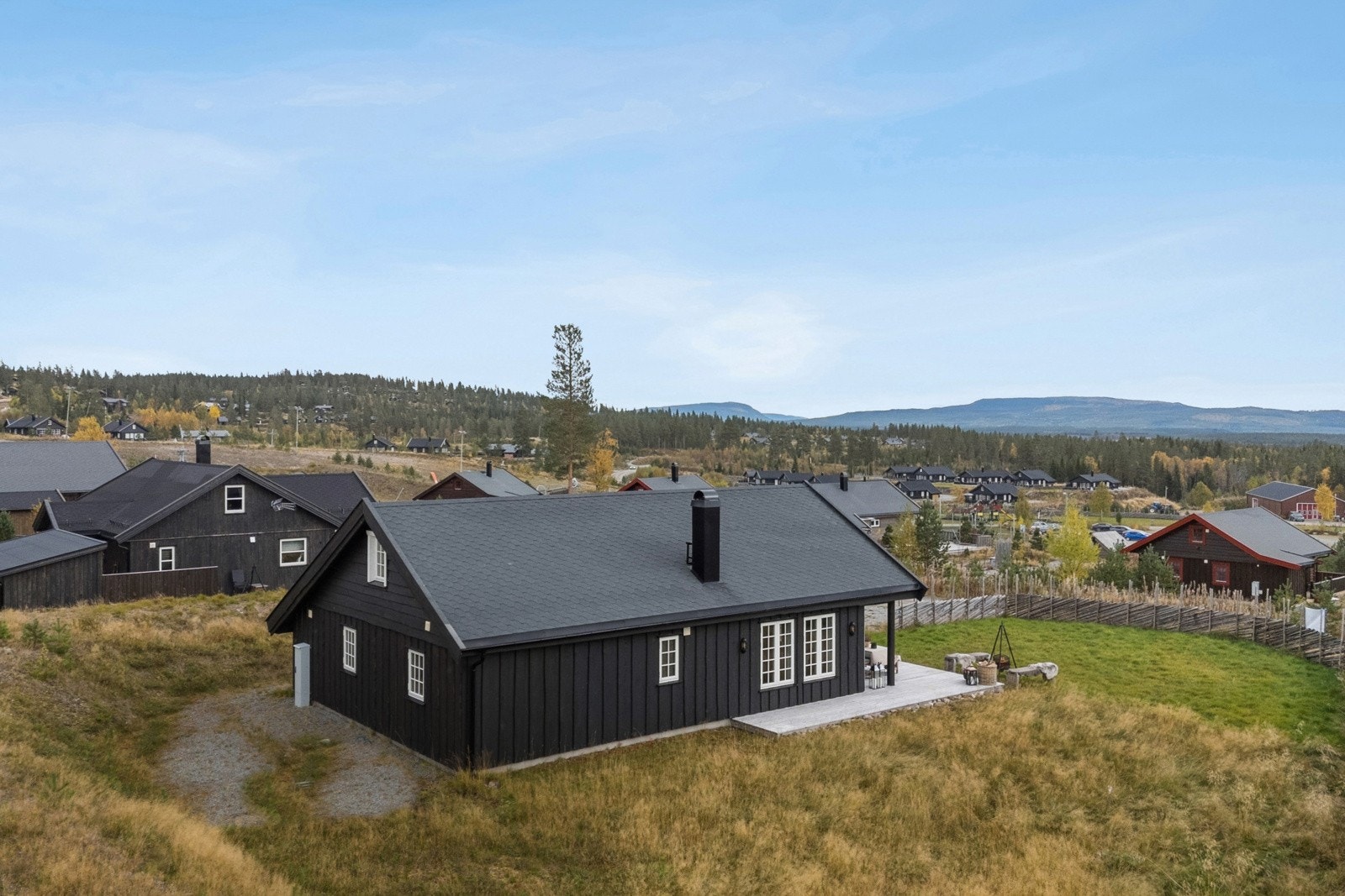 Hytta er god standard, et lunt og koselig preg og en koselig tomt dels inngjerdet med skigard. Fra eiendommen er det også flott utsikt som bør oppleves. Galleribilde