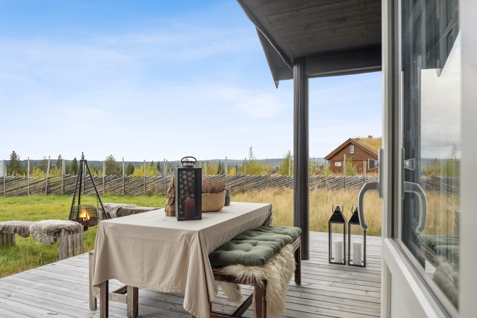 Utenfor stuen er det en solrik og god uteplass. Her kan du sitte lunt inntil hytteveggen eller mer luftig under åpen himmel. Galleribilde