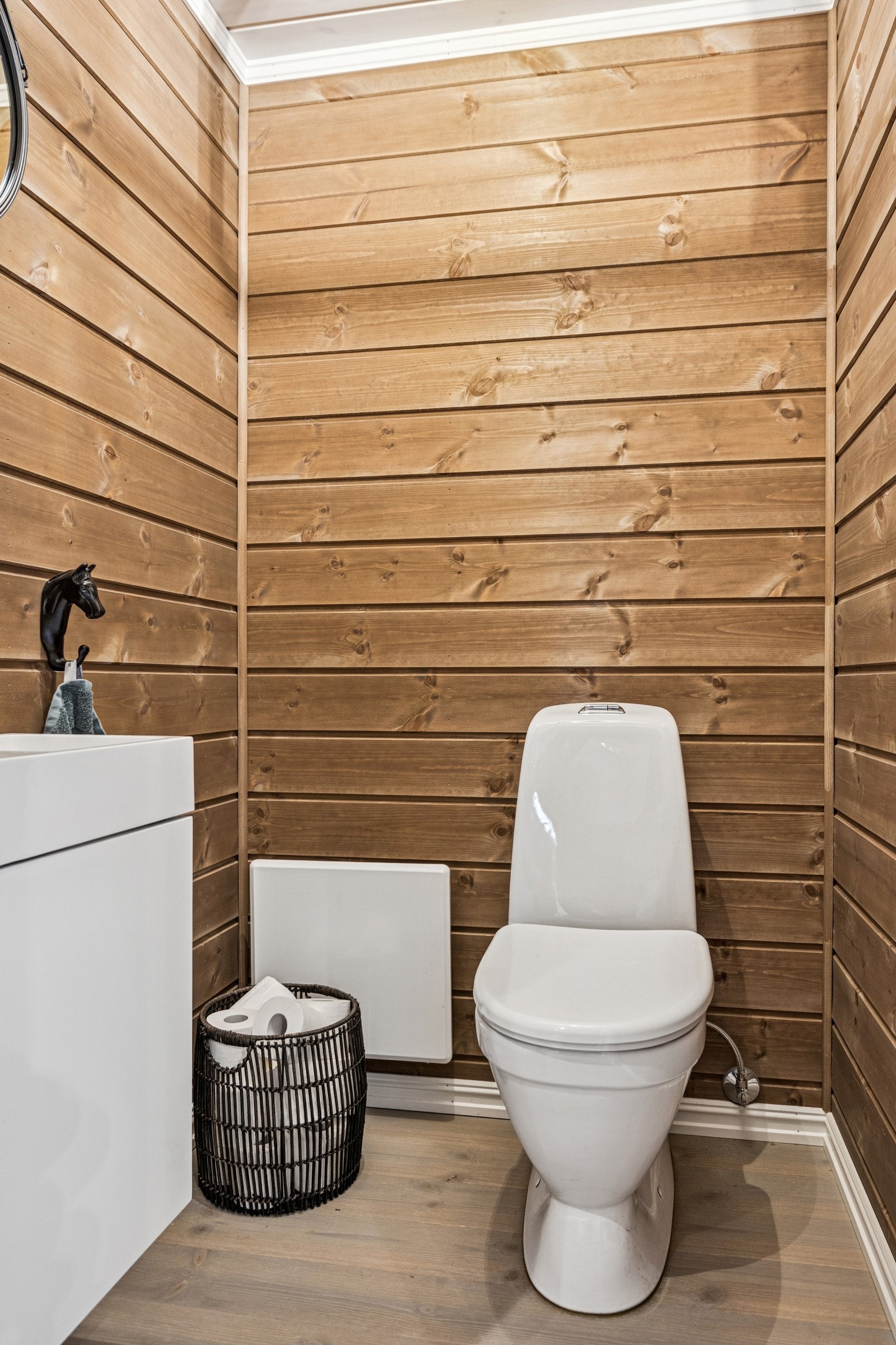 I tillegg har hytta et separat wc med vask og speil med belysning over. Galleribilde