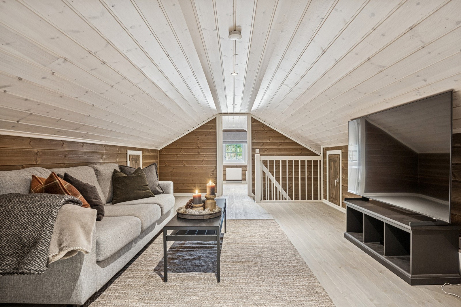 Hemsen er innredet men er ikke godkjent for varig opphold grunnet lav takhøyde. Galleribilde