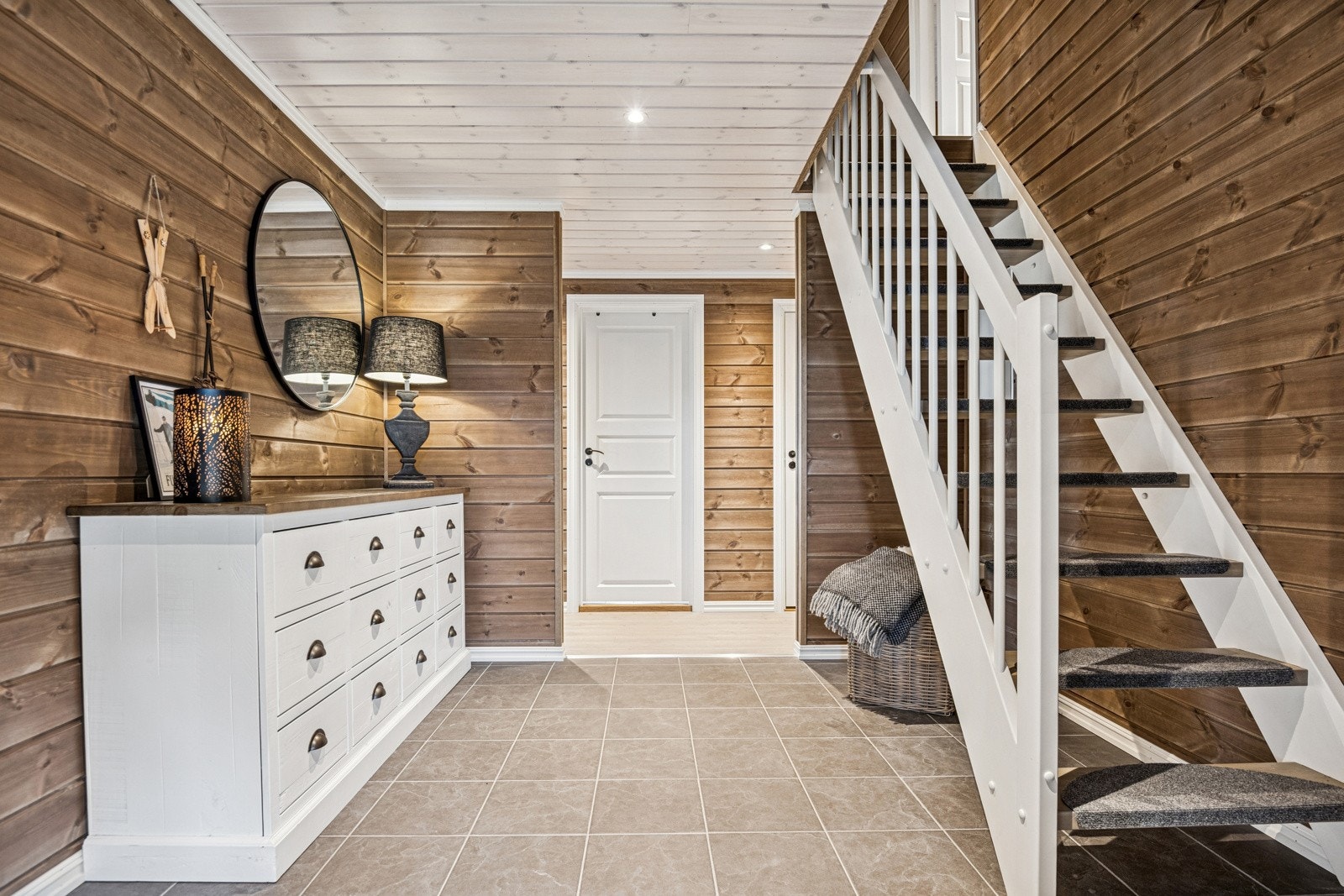 Med en gang du kommer innenfor døren merker du hytta sitt lune og behagelige preg. Gangen har god omkledningsplass, trapp til hems og varmekabler under flislagt gulv. Galleribilde