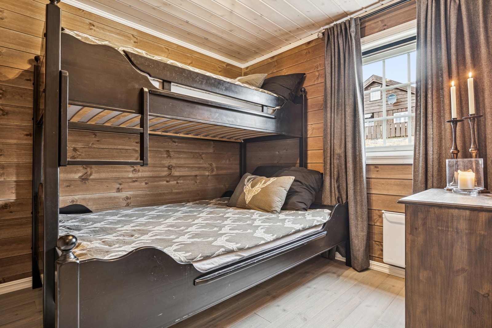 I etasjen er det også et soverom 2 med familiiekøye. Galleribilde