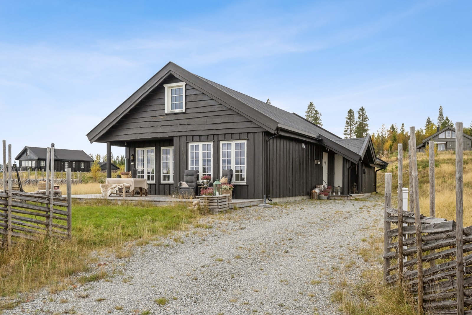 Fra eiendommen er det kun ca 100 m til alpinbakke og Mattisstua, mens tur- og skiløyper ligger like nedenfor. Galleribilde