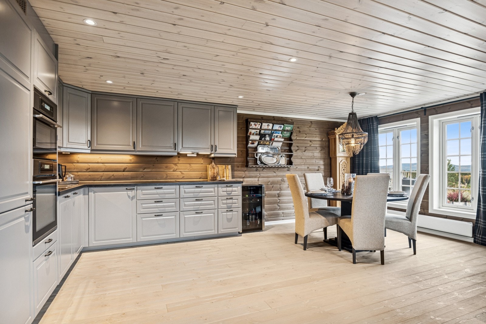 Den åpne løsningen gir en luftig og romslig stue med fine sosiale soner Galleribilde